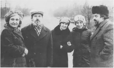Новая Деревня 1979 год Слева направо Мария Илюшенко Владимир Илюшенко - фото 4