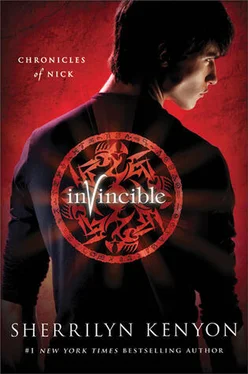 Sherrilyn Kenyon Invincible обложка книги