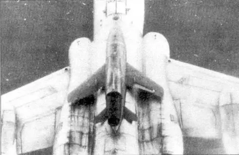 Ракета К10 была полуутоплена в бомбовой отсек Маленький темный круг перед - фото 39