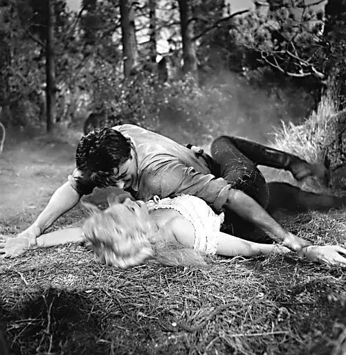 Кадр из фильма Река не текущая вспять River of No Return 1954 г Тогда - фото 98