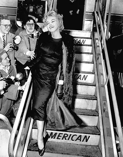 Мэрилин Монро на трапе самолета American Airlines 1956 г Во время съемок - фото 126