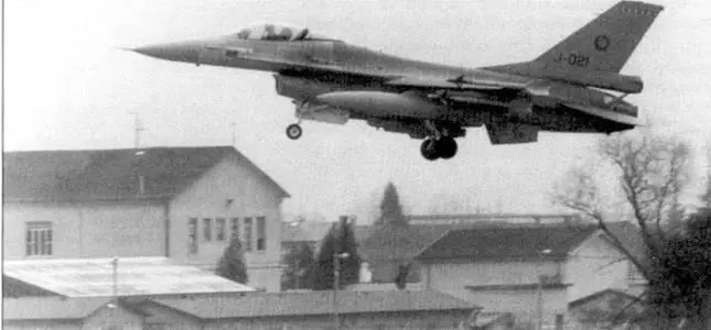 Истребителибомбардировщики F16A Файтинг Фалкон из 3 5й эскадрильи ВВС - фото 15