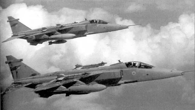 Истребителибомбардировщики Ягуар из состава RAF действовали с авиабазы - фото 43