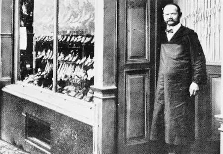 23 Herr Titus Kammerer outside his shop on Spiegelgasse Geneva 24 Grigori - фото 27