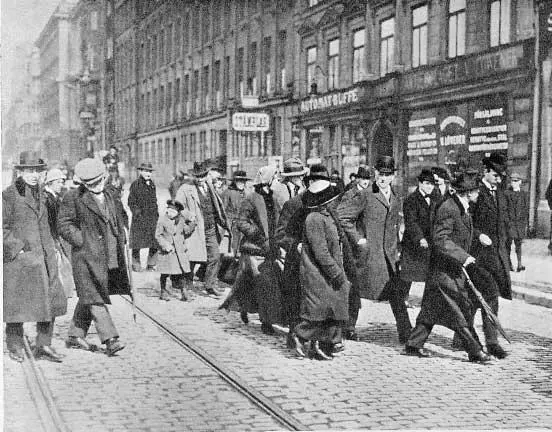 26 Lenin Nadya Inessa and their fellow travellers in Stockholm 27 Lenins - фото 30