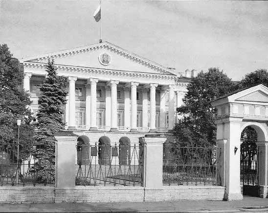 29 The Smolny Institute 30 Lev Trotski addressing Red Army troops 31 - фото 33