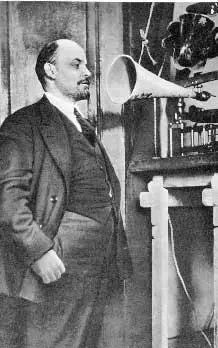 38 Lenin recording a speech 1919 39 Lenin addressing Red Army troops bound - фото 42
