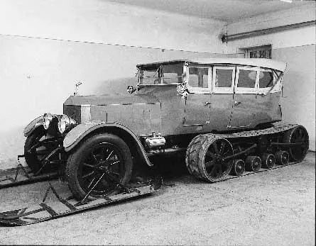44 The muchadapted official Rolls Royce Jeremy Nicholl 45 Lenin in his - фото 48