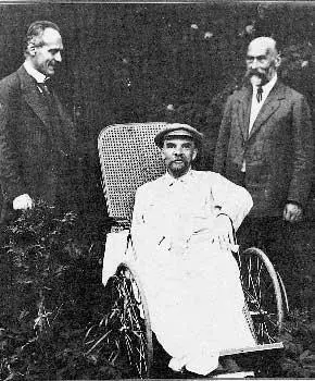 45 Lenin in his wheelchair with Professor Förster and Dr Gete 1923 46 The - фото 49