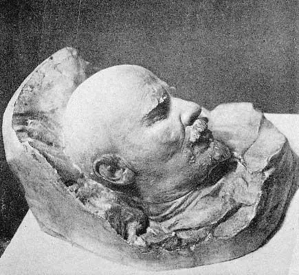 48 Lenins death mask 49 The first mausoleum 1924 INDEX Adamyuk - фото 52