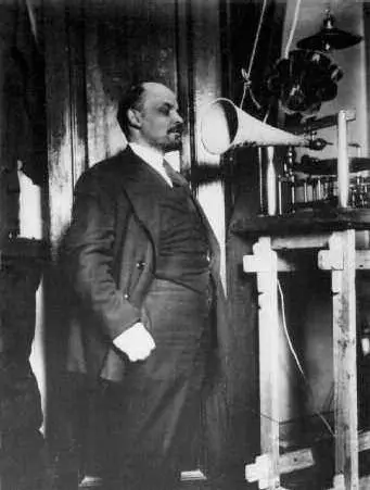 Lenin faced with new technology for spreading the word seems somewhat - фото 1