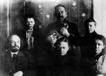 Surviving Ulyanovs in 1920 From left to right are Vladimir Maria Dmitri - фото 8