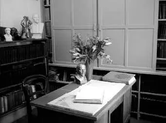 Lenins cramped office in London 19023 loaned to him by the Twentieth - фото 22