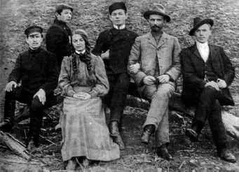 Inessa Armand in internal exile photographed with fellow exiles 1908 The - фото 34