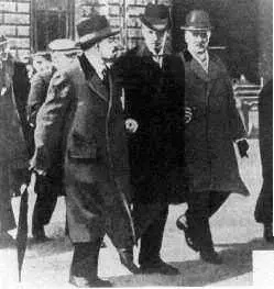 Lenin photographed by a journalist while in Stockholm en route to Russia April - фото 36