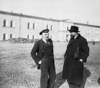 October 1918 Lenin shows the world he has recovered from his wounds by talking - фото 39