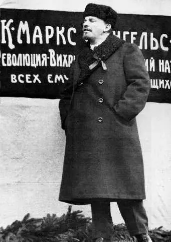 7 November 1918 Lenin marks the first anniversary of the 1917 revolution by - фото 43