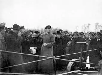 Lenin is fascinated by a presentation of an electric plough a new way of - фото 51