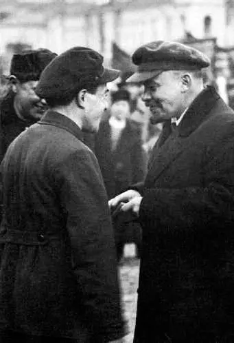 Lenin talking with a Moscow party official in 1920 Character Witnesses I - фото 57