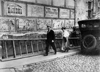 Lenin accompanied by his sister Maria hurries along a Moscow street to attend - фото 60