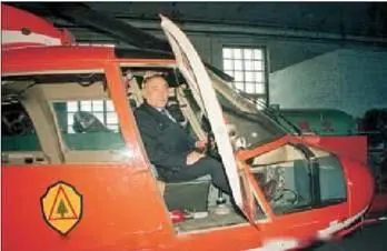 НА Жен в цехе сборки Харбинского авиазавода в кабине вертолета Sa365N 1992 - фото 59