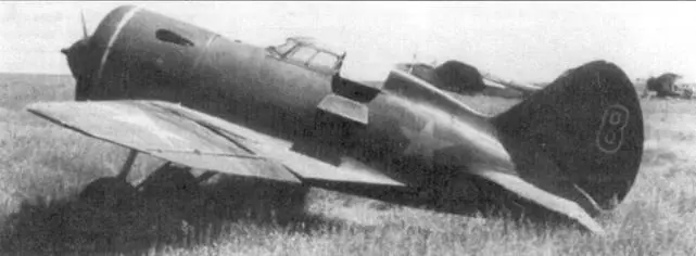 И16 тип 5 с фонарем кабины раннего тип На заднем плане левее стоит - фото 117