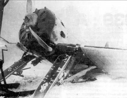 Поврежденный при посадке истребитель И16 тип 10 обратите внимание на нижнюю - фото 22