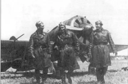 Летчики А Мармулов И Сахаров и И Митягин позируют на фоне истребителя И16 - фото 32