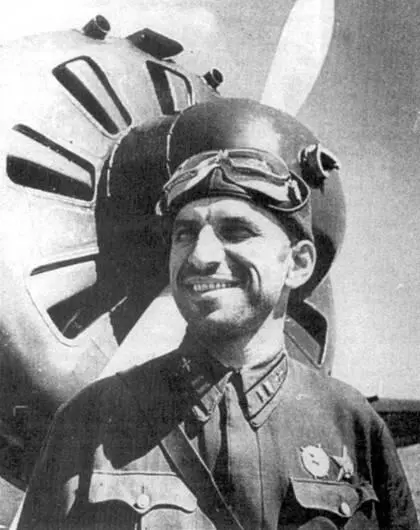 Комиссар эскадрильи Л И Яковенко сфотографирован в апреле 1940 г на фоне - фото 51