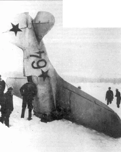 Еще один снимок истребителя с бортовым номером 64 финны осматривают вставший - фото 52