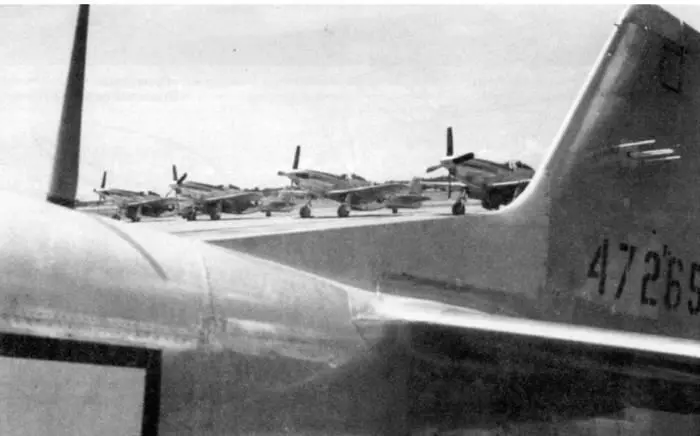 Крупный план вертикального оперения P51D25 видны форкиль и антенны APS13 - фото 143