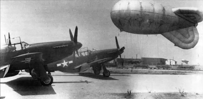 Пара новых только что сошедших с конвейера P51B на заводском аэродроме Майн - фото 71
