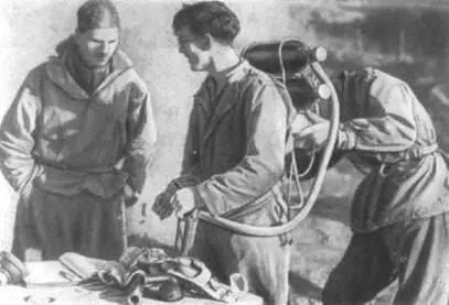 Участник английской экспедиции 1953 г Джордж Лоу с кислородным аппаратом - фото 58