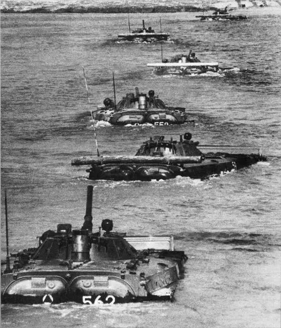 Преодоление БМП1 водной преграды вплавь 1987 год На фотографии видно что на - фото 15