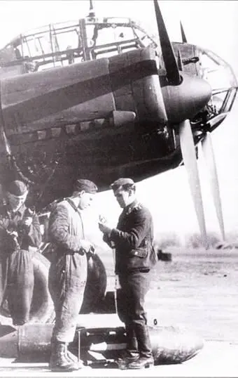 Оружейники подвешивают ни Ju88AI из KG1 бомбы SC250 Правой бомба снабжена - фото 18