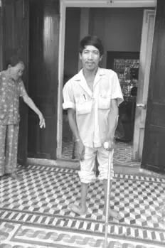Mr Dang Van Son Dang Van Son walks with the help of a metal cane sliding - фото 8
