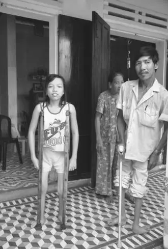 Father and daughter Second generation When the war ended in 1975 soldiers - фото 9