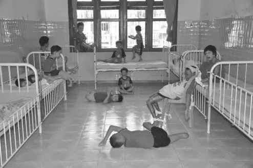 Agent Orange children in Tu Du Hospital To visitors the quiet unassuming - фото 16
