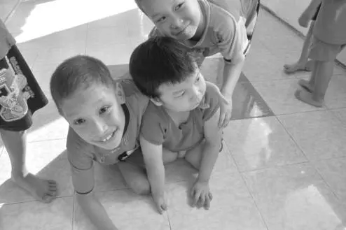 Showing off for visitors During our travels we have seen children with - фото 17