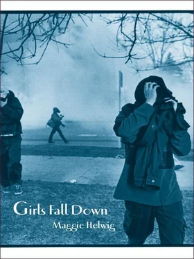 Maggie Helwig Girls Fall Down обложка книги