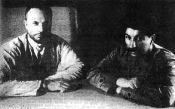 Члены Реввоенсовета ЮгоЗападного фронта АИЕгоров и ИВСталин 1920 г - фото 12