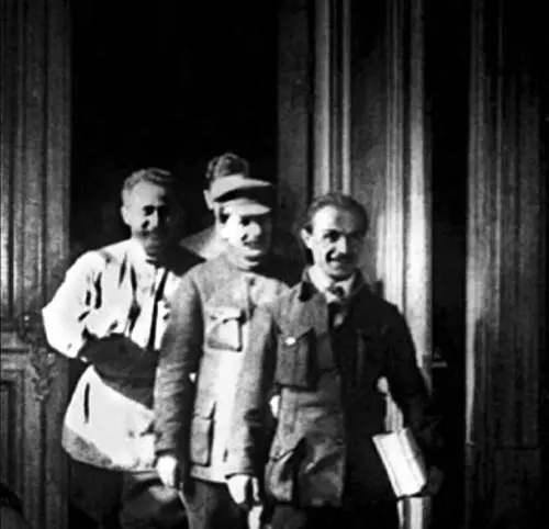 Во время XIII съезда партии 1924 г И В Сталин 1929 г Доммузей Сталина в - фото 14