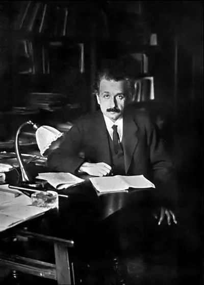 Альберт Эйнштейн в его офисе в Берлинском университете 1920 г Идеалами - фото 13