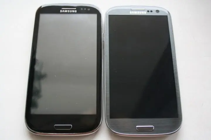 За задней крышкой всё столь же похоже на продукт Samsung плотная добротная - фото 123