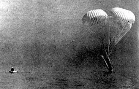 Спасательная лодка EDO А3 сейчас коснется воды Лодка имела в длину 29 футов 9 - фото 130