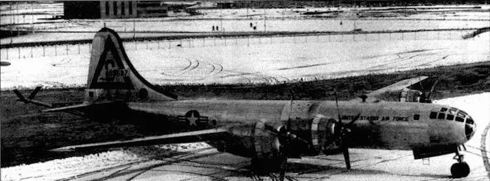 KB29Р из 509й эскадрильи на заснеженном аэродроме Лейкенхит 1954 год - фото 141