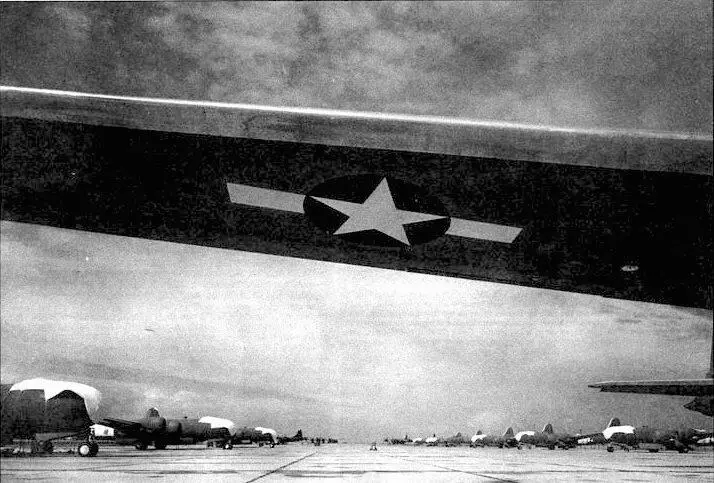 Новые В291 на аэродроме завода в Уичте конец лета 1945 года Самолеты - фото 34