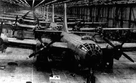 Массовая сборка бомбардировщиков В29 в Рентоне Всего с сентября 1942 по май - фото 49