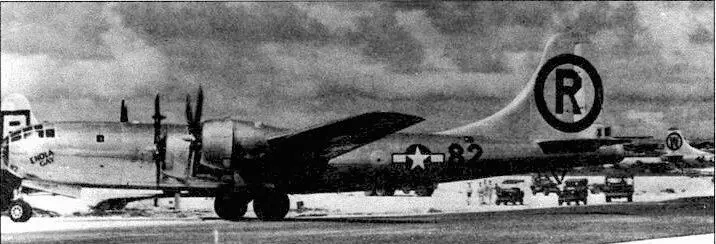 Вечер 6 августа 1945 года Enola Gay стоит на аэродроме НортФилд Тиниан - фото 72
