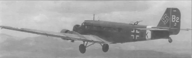 Ju 523mg7e в полете 1941 г Параллельно с Ju 523mg5e выпускалась - фото 18